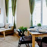 Cozy 2 Bedroom Apartment In Terez Boulevard.