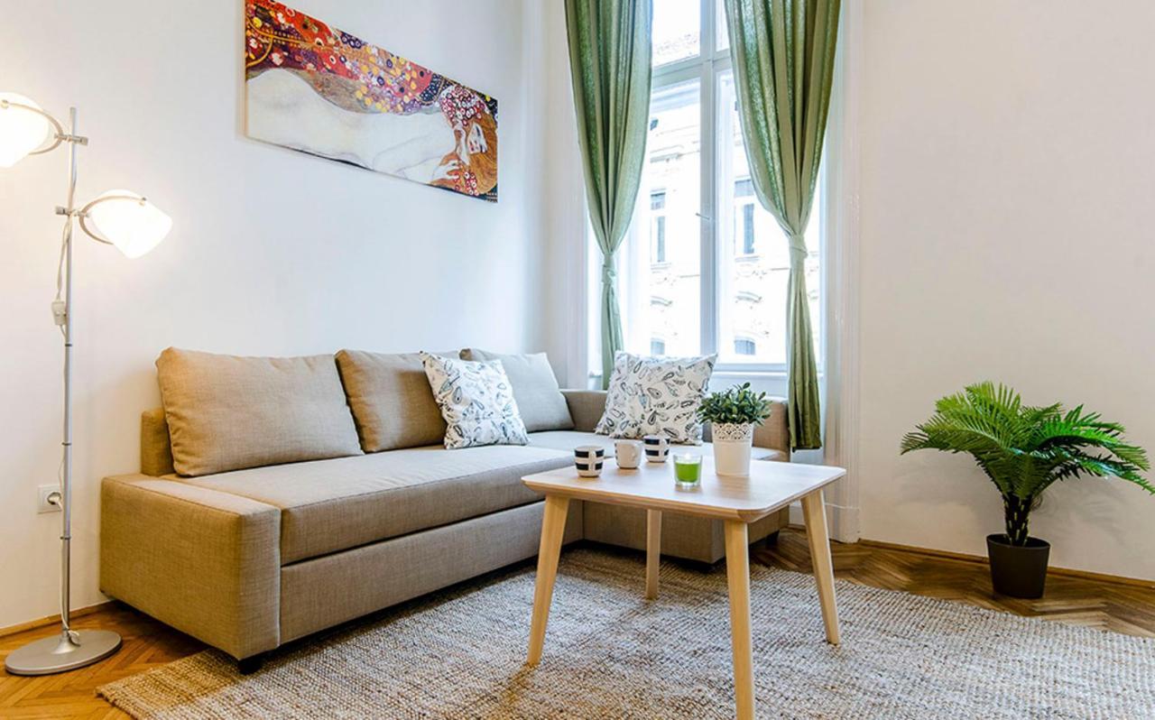 Cozy 2 Bedroom In Terez Boulevard. Apartmán