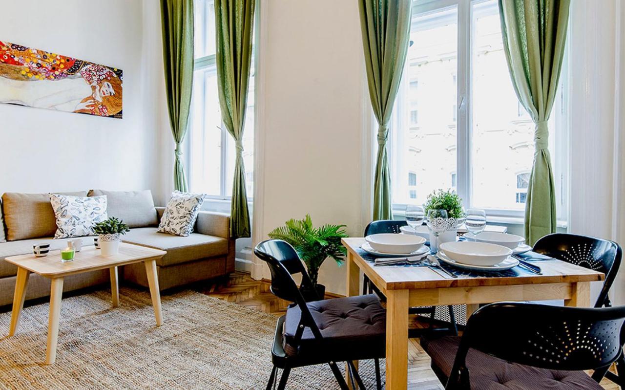Cozy 2 Bedroom In Terez Boulevard. Apartmán *